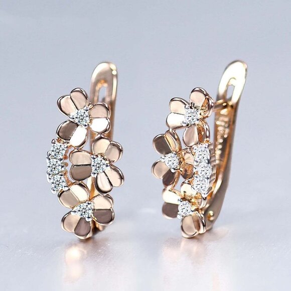 💝"Dainty Diamond Designer Flower Daisy 14K Rose Gold Plated EarringsUNVN12513 - Picture 3 of 6